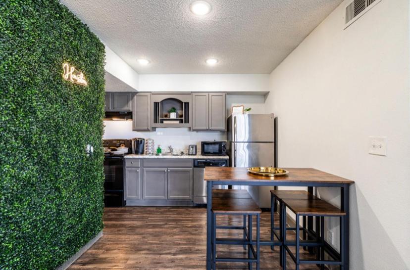 The Cozy Clouds Resort At Nrg Houston Exterior photo